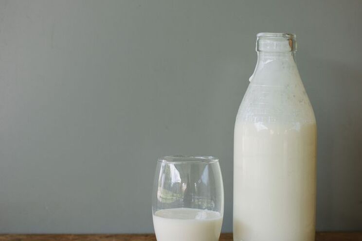 Il kefir è una bevanda salutare che dovrebbe essere inclusa nella dieta quotidiana.