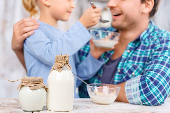 La dieta richiede la preparazione del corpo aggiungendo gradualmente kefir alla dieta
