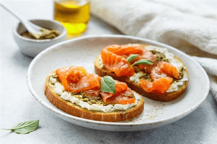 Pane tostato al salmone