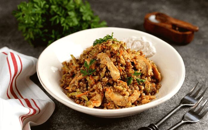 Porridge di grano saraceno con pollo e peperoni