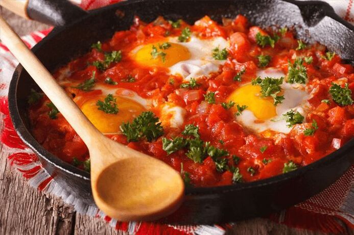 Uova strapazzate con pomodori e peperoni