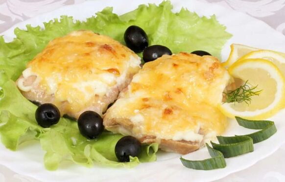 Il pesce al forno con formaggio è un piatto gustoso e salutare nel menu della dieta mediterranea.