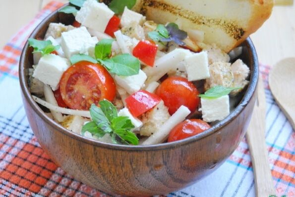 Insalata di muesli con riso basmati per chi vuole perdere peso seguendo la dieta mediterranea