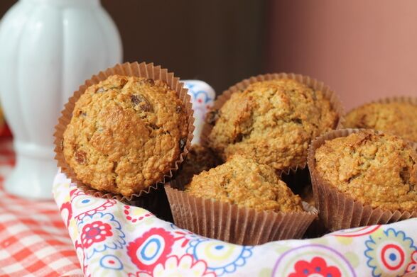 Muffin di farina d'avena con mandorle un dessert profumato per chi vuole perdere peso seguendo la dieta mediterranea