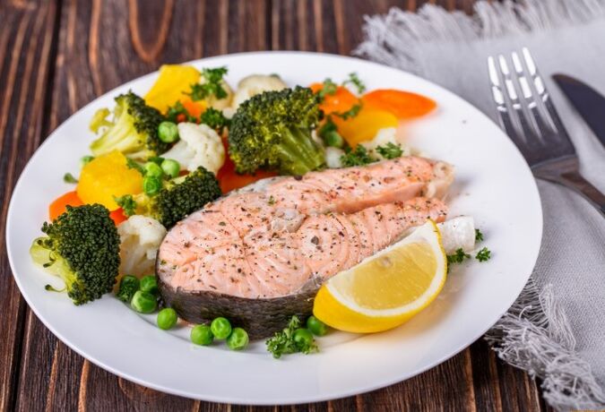 Pesce per vapore con verdure