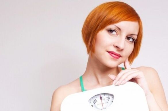 La ragazza sta perdendo peso con l'aiuto del sistema nutrizionale ducano