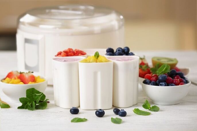 Perdere peso di frutta e yogurt ai frutti di bosco